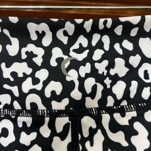 Zyia Light n Tight Shorts Size Medium Black and White Animal Print - Picture 4 of 6